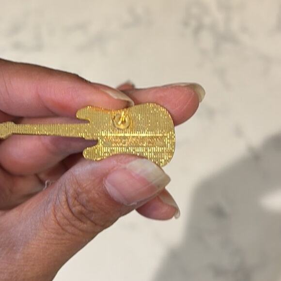 Vintage pin NASCAR Rusty Wallace's #2 car guitar pin 1998 limited edition - Picture 4 of 4